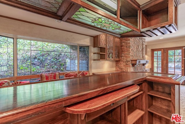 kitchen featuring ornamental molding