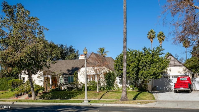 view of front of property featuring a front lawn and a garage