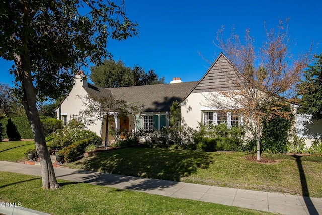 view of front of home featuring a front lawn