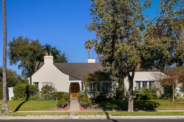 view of front of house with a front yard