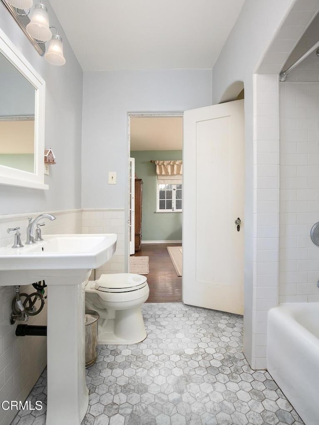 bathroom featuring toilet and shower / bathtub combination