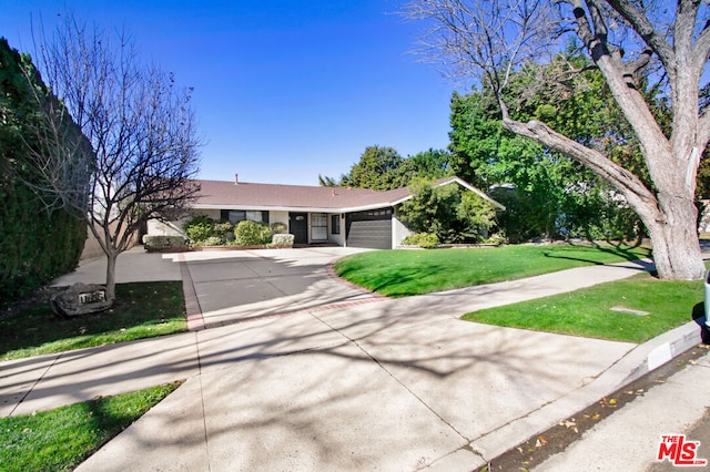 view of front facade featuring a garage and a front yard