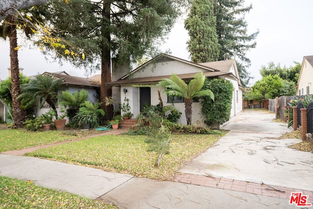 view of front facade with a front lawn