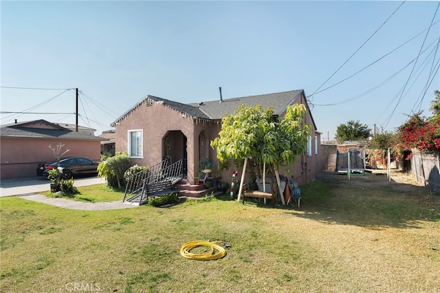 view of front of home featuring a front lawn