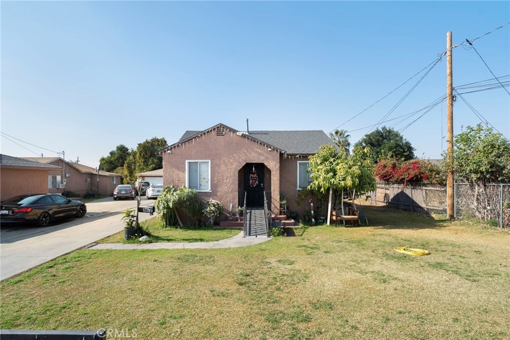 view of front of house featuring a front lawn