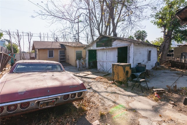 view of front of property featuring an outdoor structure