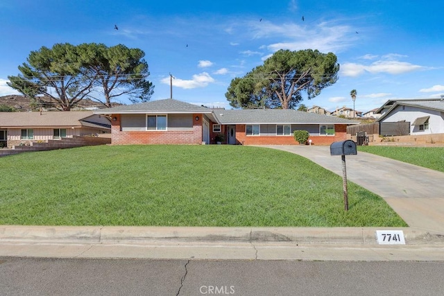 single story home featuring a front lawn