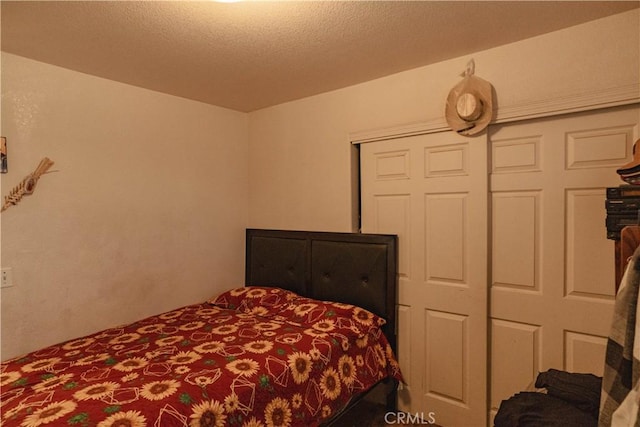 bedroom featuring a textured ceiling and a closet