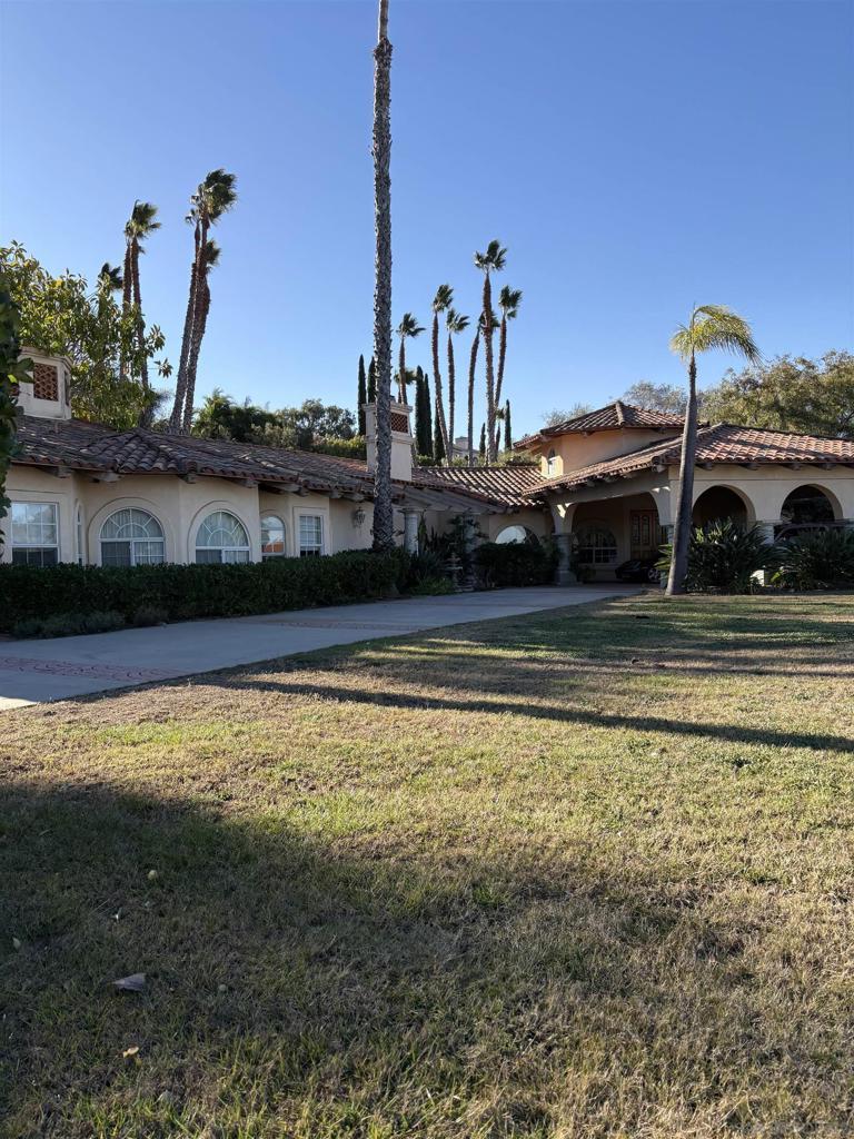 view of front of house with a front lawn