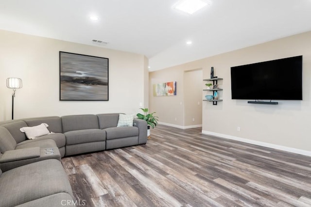 living area with baseboards, visible vents, wood finished floors, and recessed lighting