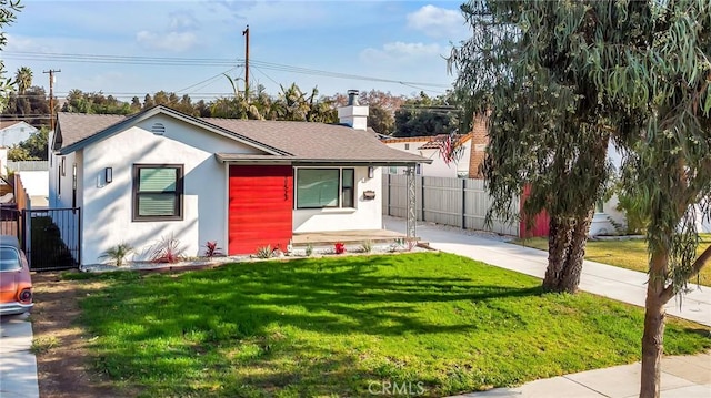 view of front of home featuring a front yard