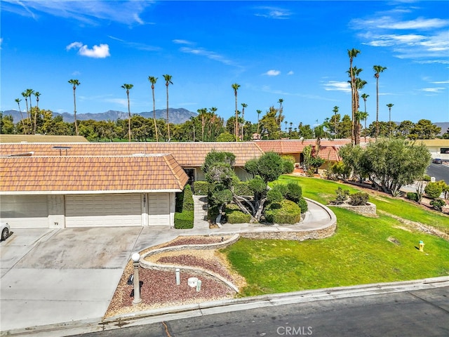 view of front of house featuring a mountain view and a front yard