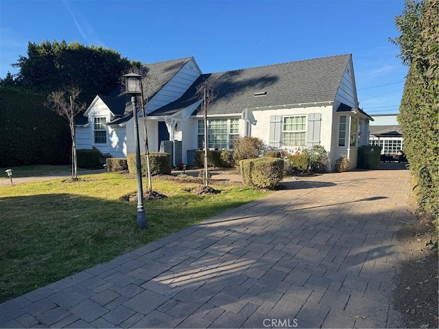 view of front of house featuring a front lawn