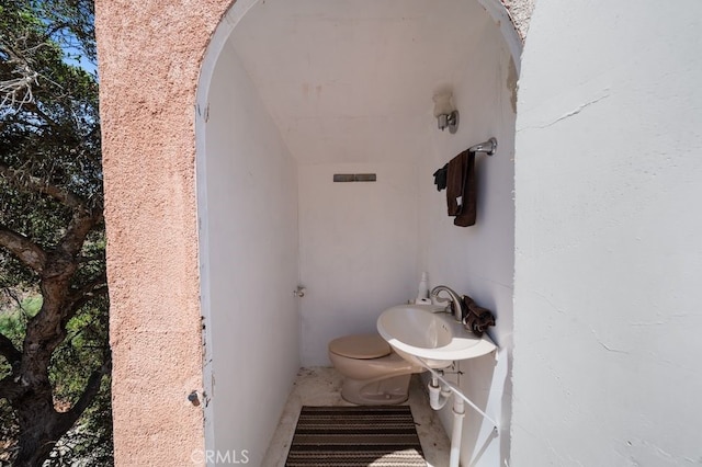 bathroom featuring sink and toilet