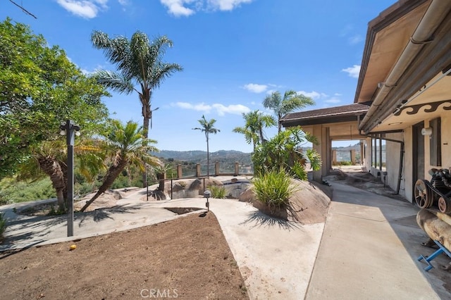 view of yard featuring a mountain view