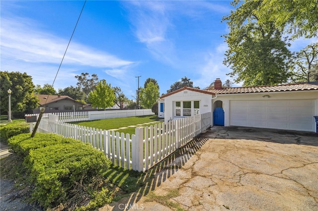 view of front of home featuring a front yard and a garage