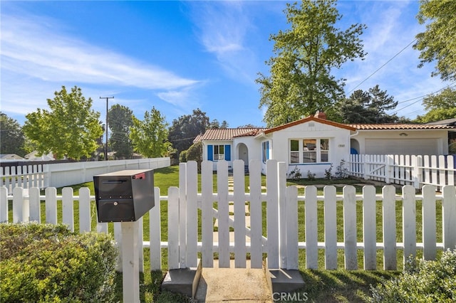 view of front of house featuring a front lawn and a garage