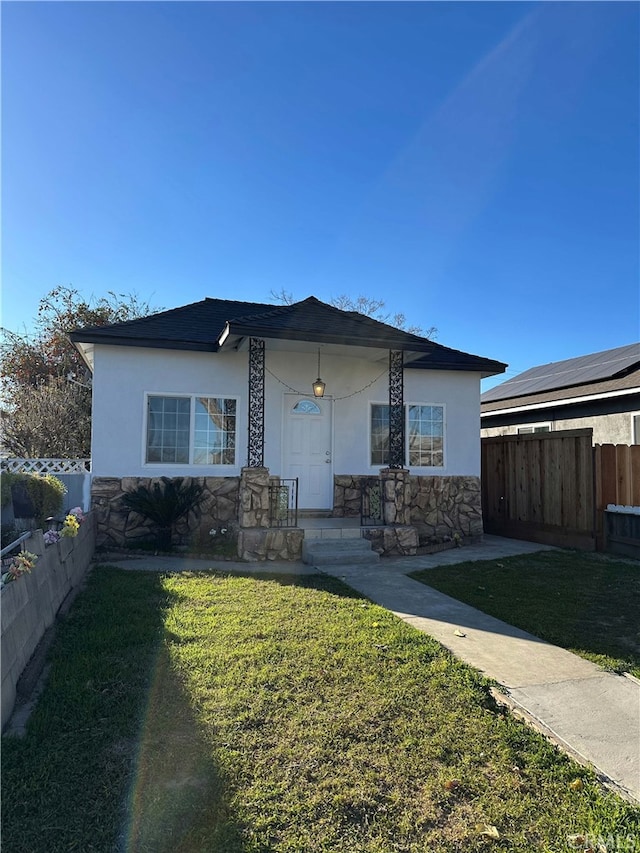 view of front of home featuring a front yard