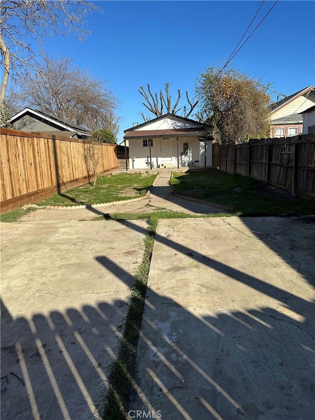 view of yard featuring a patio area