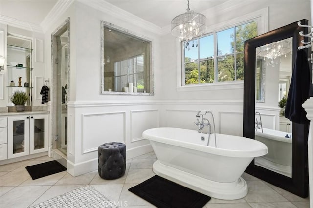 bathroom with crown molding, a notable chandelier, tile patterned floors, and a washtub