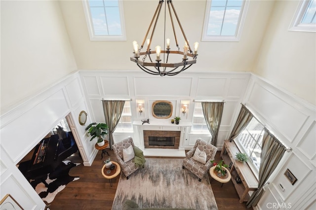 living room featuring an inviting chandelier and dark hardwood / wood-style floors