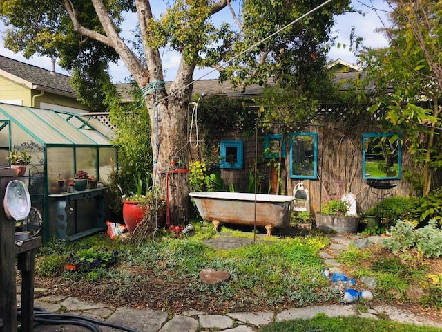 view of yard featuring an outdoor structure