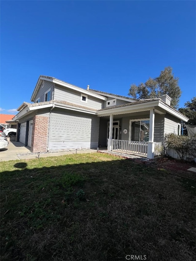 view of front of house featuring a porch and a front lawn