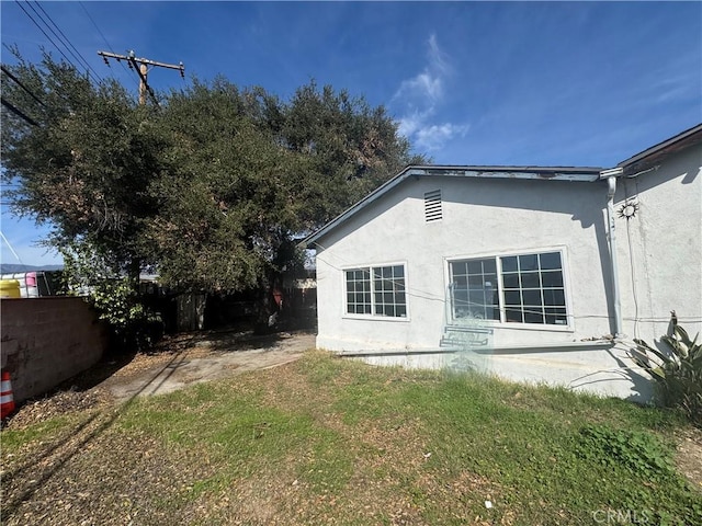 view of side of property featuring a lawn