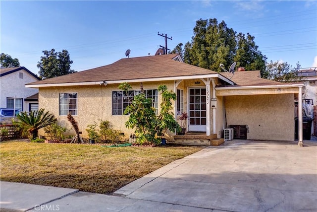 single story home with a front lawn