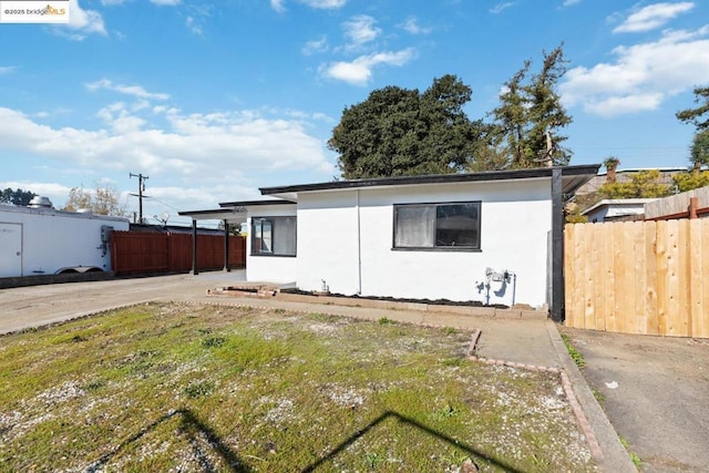 view of front of house with a front lawn