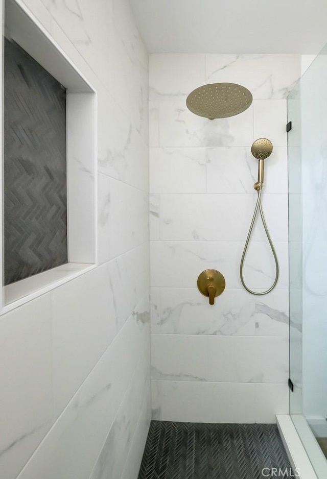 bathroom featuring tiled shower