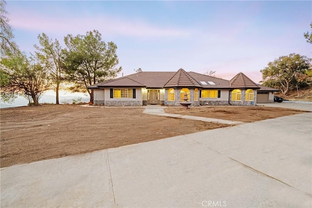 view of front facade featuring a garage