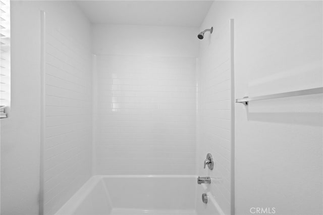 bathroom with washtub / shower combination