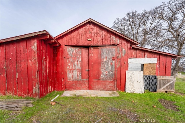 view of outdoor structure featuring a yard