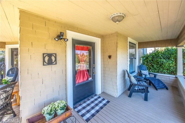 property entrance featuring a porch