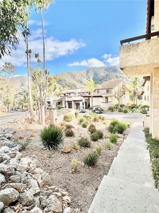 view of yard featuring a mountain view