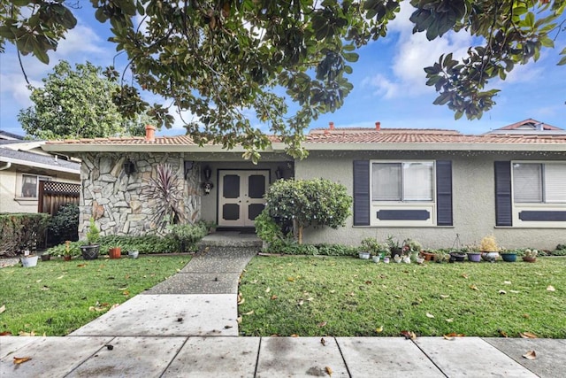 view of front of house featuring a front lawn