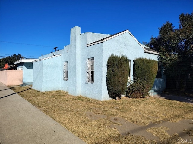 view of side of property featuring a yard