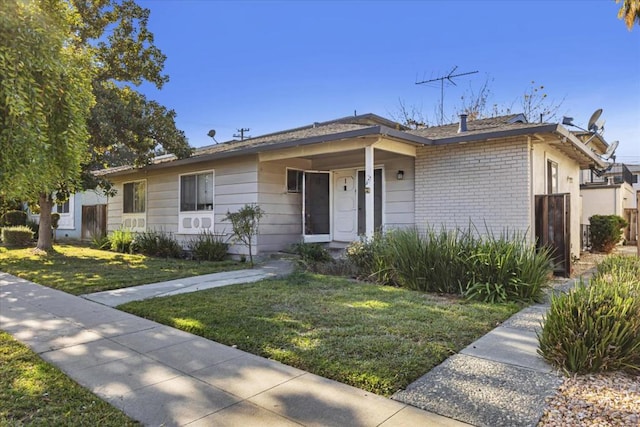 view of front facade featuring a front lawn