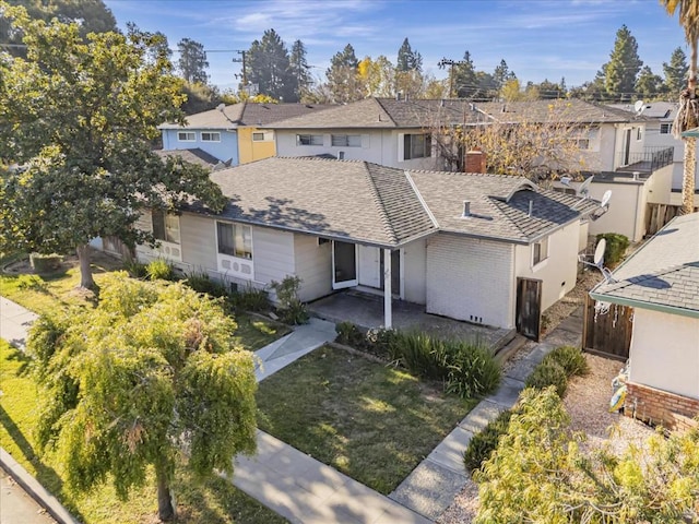 view of front of property featuring a patio area and a front yard