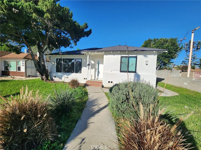 view of front facade featuring a front yard