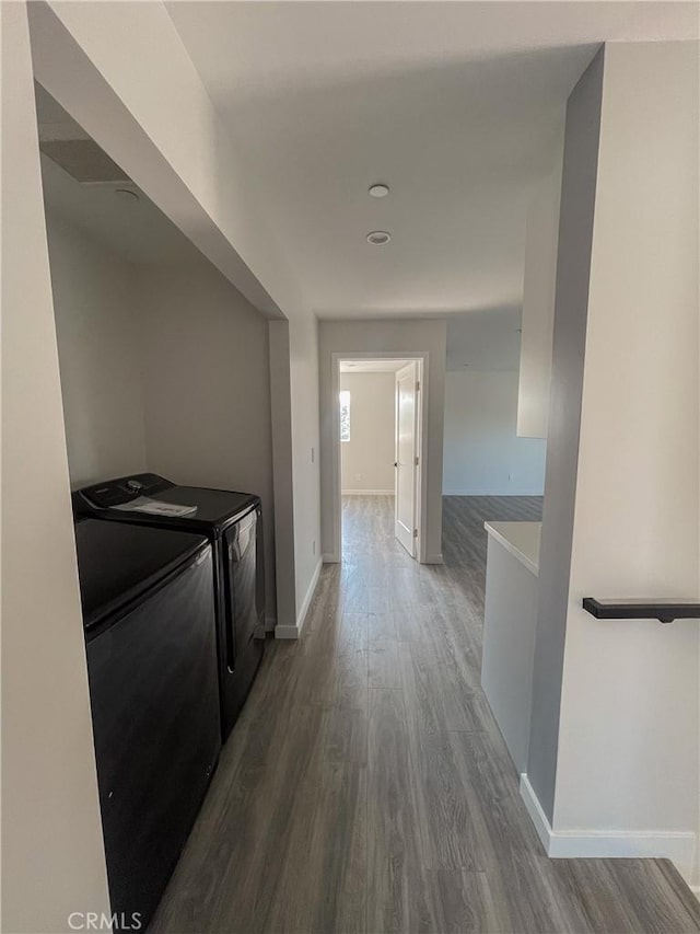 washroom with dark wood-style floors, baseboards, laundry area, and independent washer and dryer