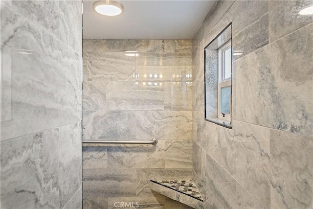 bathroom featuring a tile shower