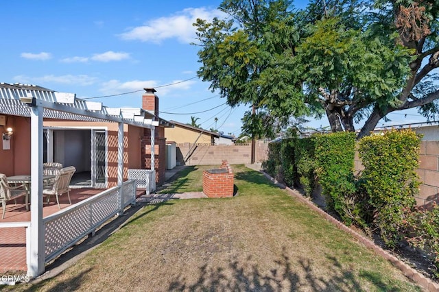 view of yard with a pergola