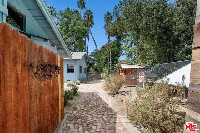 view of yard with an outdoor structure