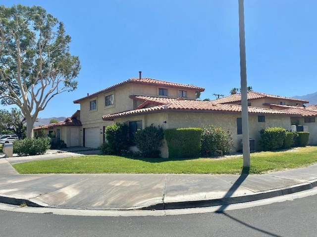 view of front of home featuring a front lawn and a garage