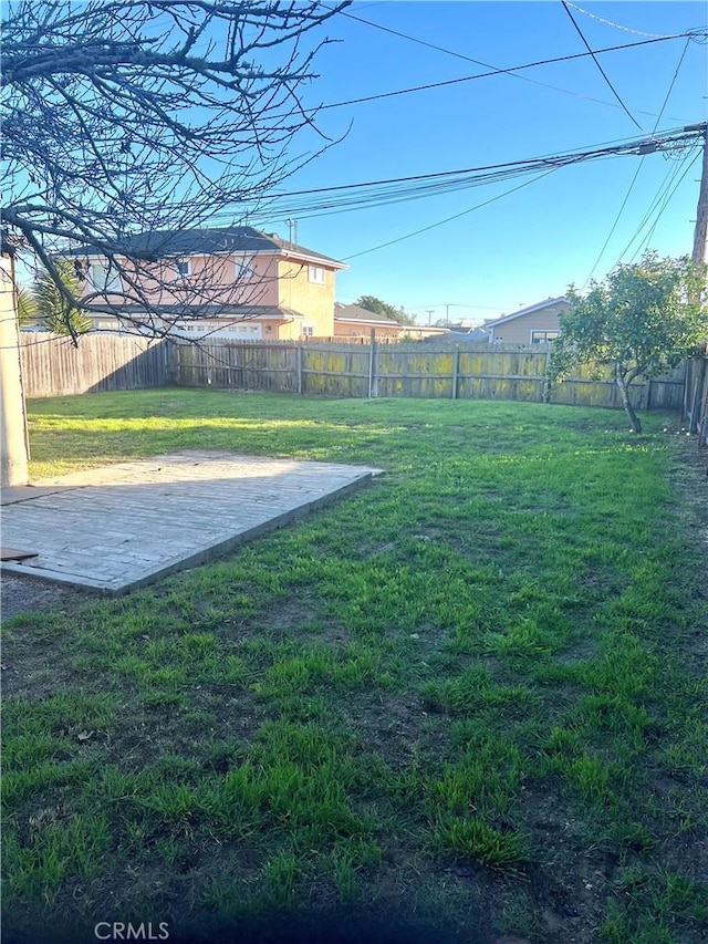 view of yard featuring a patio