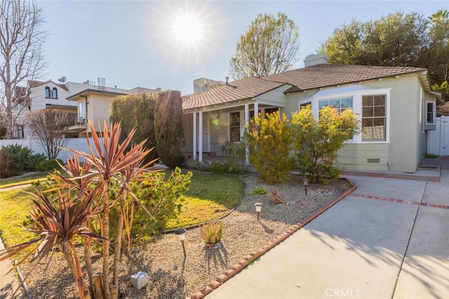 view of front of property featuring a front yard