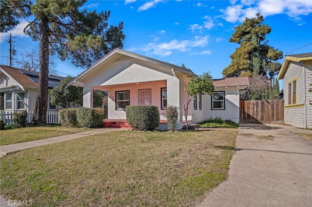 view of front of property featuring a front yard