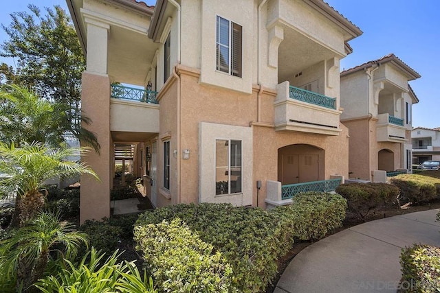 view of front of property featuring a balcony